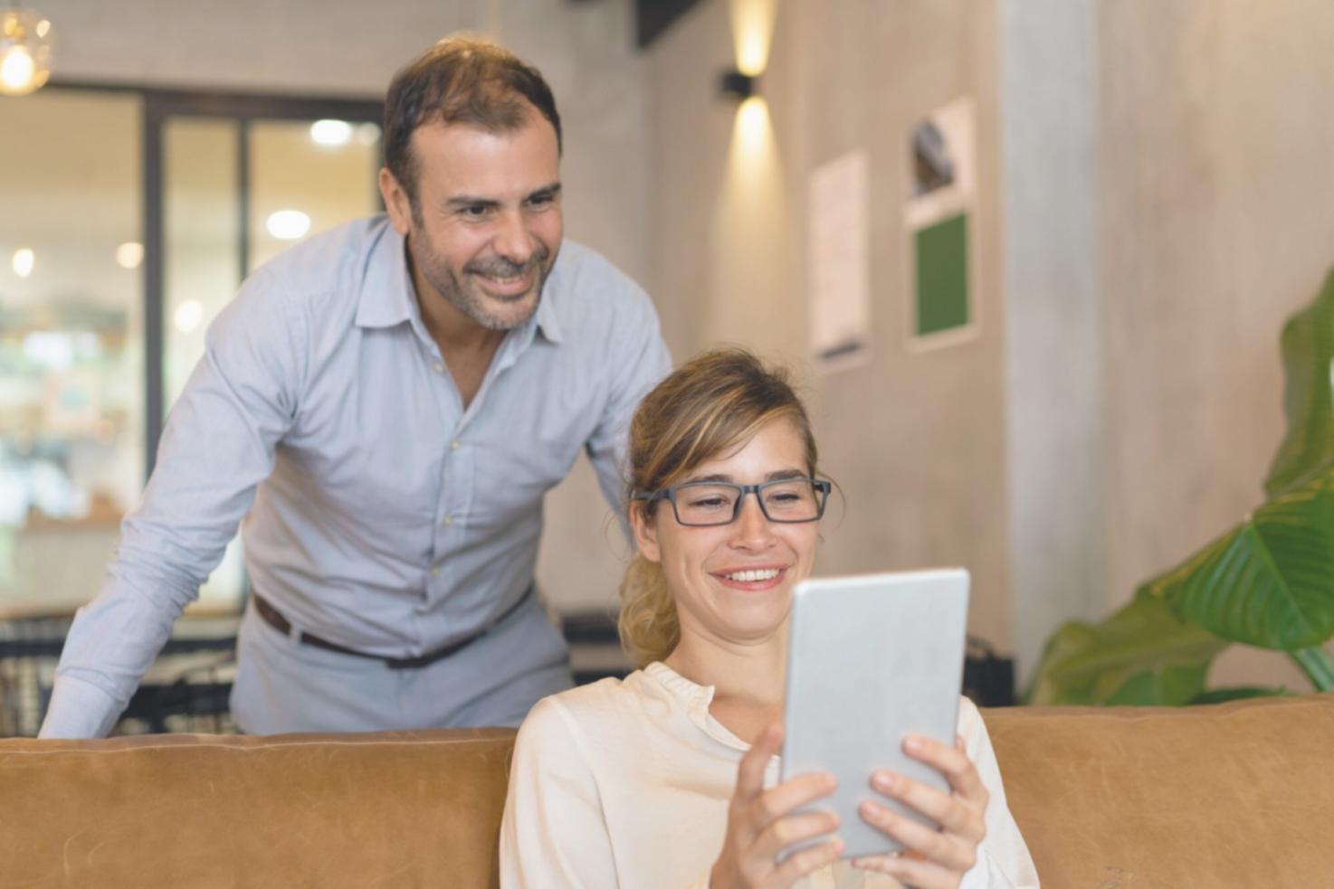 Persona revisando documentación financiera y tomando notas de análisis