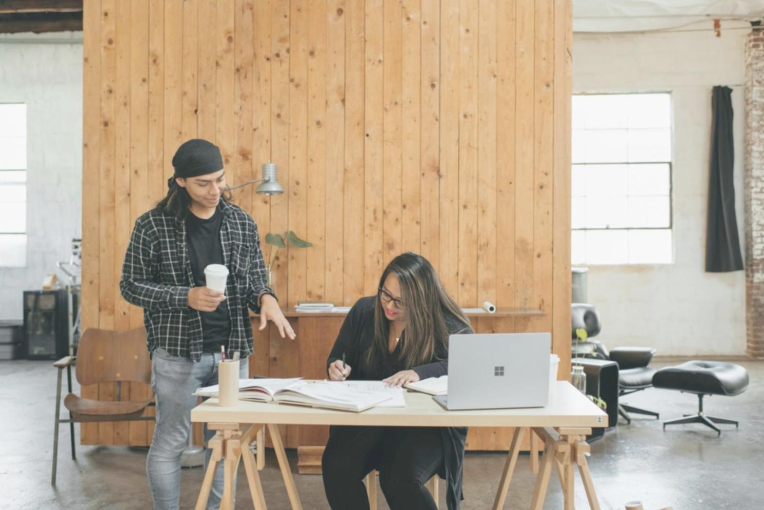 Trabajo en grupo durante proyectos de análisis financiero integral