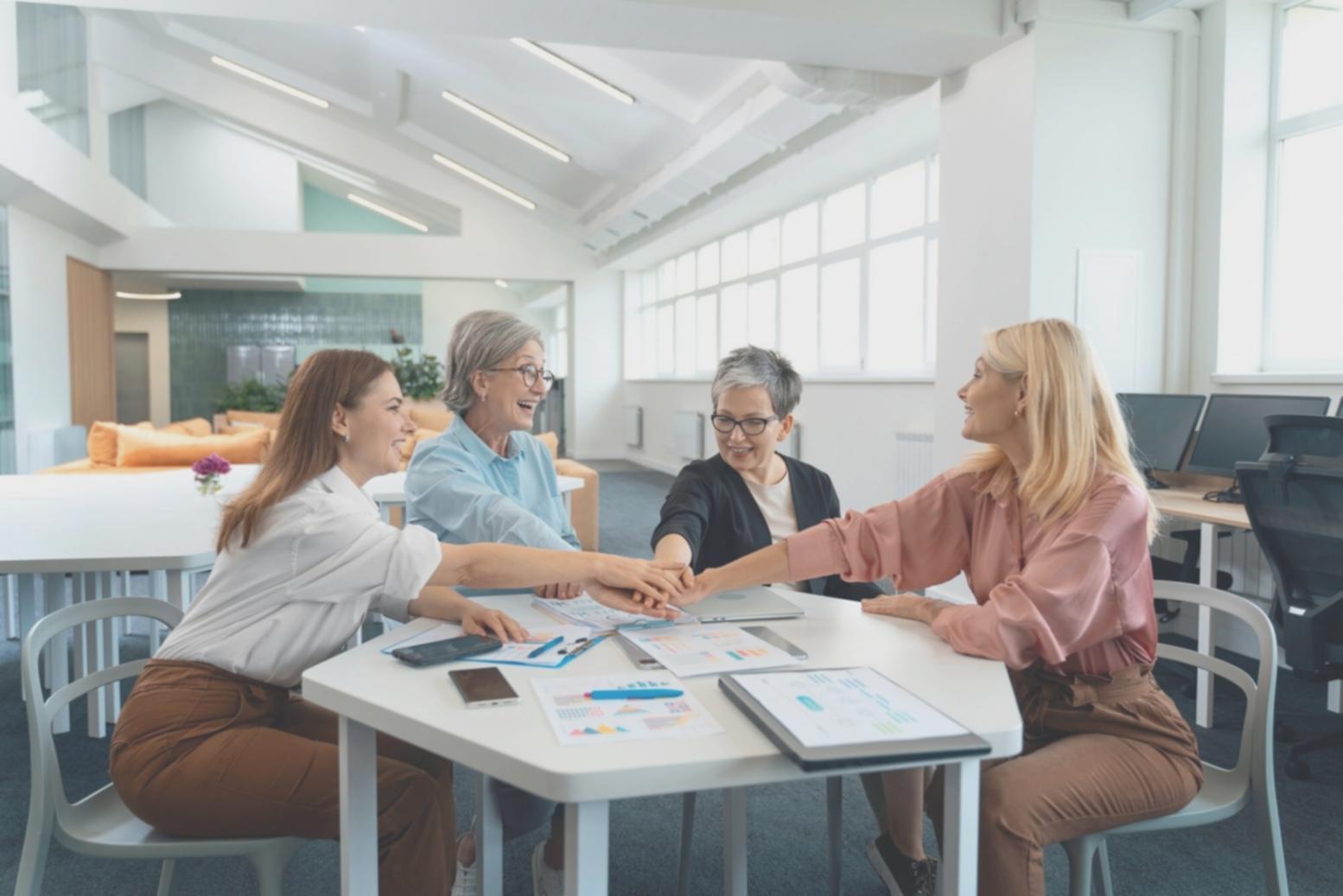 Análisis de estados financieros con documentos y calculadora en escritorio profesional